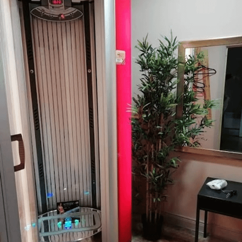 Modern standing solarium with vibration platform